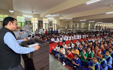 अहमदाबाद: पीएम श्री जवाहर नवोदय विद्यालय में धूमधाम से मना 'नवोदय फाउंडेशन डे', पोस्टमास्टर जनरल कृष्ण कुमार यादव ने किया शुभारंभ