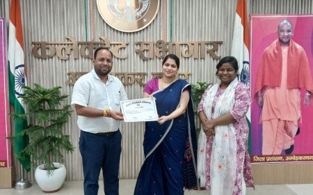 अम्बेडकरनगर: उत्कृष्ट कार्य करने वाले अधिकारियों और कर्मचारियों को डीएम ईशा प्रिया ने किया सम्मानित