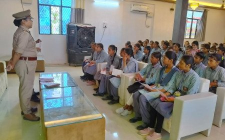 कौशाम्बी: मिशन शक्ति के तहत छात्राओं को किया जागरूक, पुलिस ने साइबर अपराध व हेल्पलाइन नंबरों की दी जानकारी