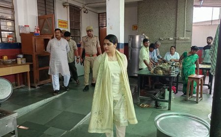 अम्बेडकरनगर डीएम ईशा प्रिया का नवोदय विद्यालय में औचक निरीक्षण: मेस में परखा खाना, हॉस्टल में बच्चों को सिखाया सफलता का मंत्र