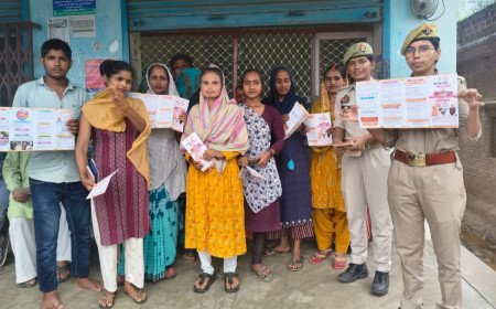 गोतनी चौराहे पर 'मिशन शक्ति' अभियान के तहत महिलाओं को किया गया जागरूक, साइबर अपराध व सुरक्षा हेल्पलाइन की दी गई जानकारी