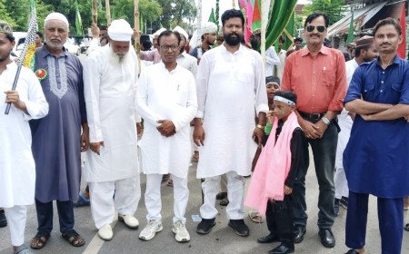 प्रयागराज: धूमधाम से मनाया गया ईद मिलादुन्नबी का पर्व, जुलूस निकाल बांटी गई मिठाई; अशफाक अहमद ने दिया भाईचारे का संदेश