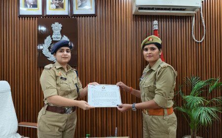 अम्बेडकरनगर में महिला व बच्चों की जान बचाने वाली पुलिस टीम को एसपी प्राची सिंह ने किया सम्मानित