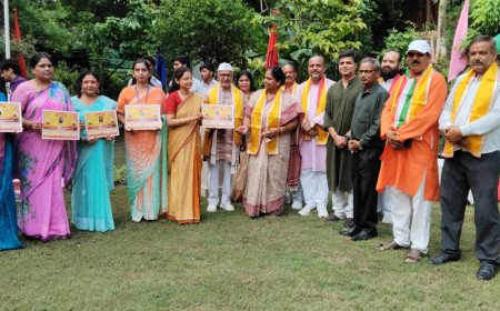 इंटरनेशनल सेंटर इंग्लिश स्कूल में तिरंगा फहराकर बच्चों ने पेश की मनमोहक प्रस्तुतियां