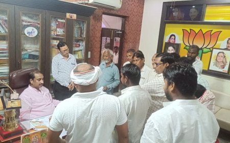 प्रयागराज: जनसुनवाई में एक्शन मोड में दिखे विधायक दीपक पटेल, 11 शिकायतों का तुरंत हुआ समाधान