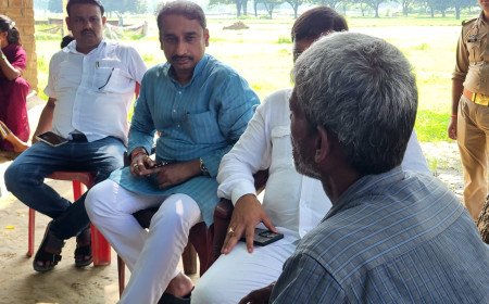 मऊआइमा हत्याकांड: पीड़ित परिवार से मिलने कांदी गांव पहुंचे विधायक दीपक पटेल, परिजनों को बंधाया ढांढस