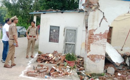 कोखराज थाने की 95 साल पुरानी छत गिरी, एसपी ने किया निरीक्षण; लेखपालों की गैरहाजिरी से समाधान दिवस बेअसर