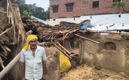 कुंडा में मूसलाधार बारिश का कहर: ढहा गरीब का आशियाना, बेघर हुआ परिवार, मलबे में दबा गृहस्थी का सामान