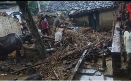 कौशाम्बी के अलवारा गाँव में भरभराकर गिरा कच्चा मकान, मलबे नीचे दबने से महिला ने तोड़ा दम