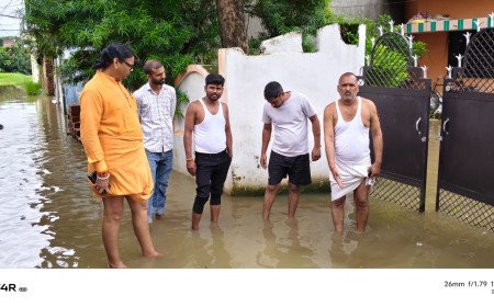 तालाब पटने से गाँव बना 'जलमग्न द्वीप', जलभराव से परेशान मोरहूं के ग्रामीणों ने डीएम दफ्तर का घेराव कर माँगी नाली