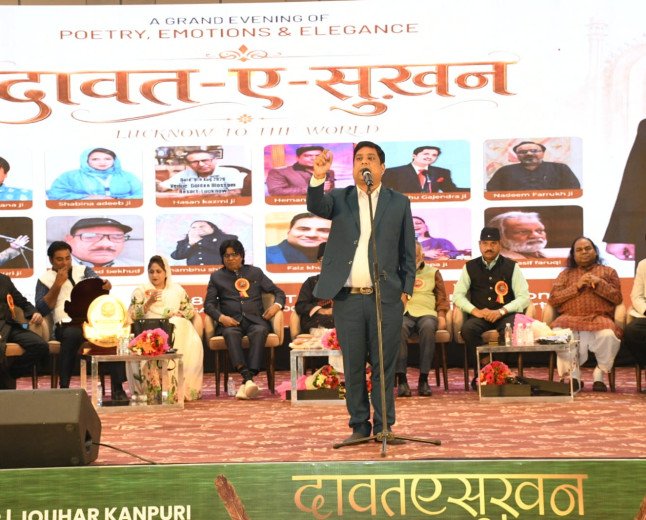 लखनऊ: 'दावत-ए-सुख़न' में जमके चमकी शाइरी, देश के दिग्गज शायरों-कवियों ने अपनी रचनाओं से बांधा समां