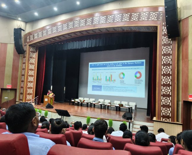गोयल इंस्टीट्यूट ऑफ फार्मेसी के विद्यार्थियों ने सीएसआईआर–सीडीआरआई की वैज्ञानिक राजभाषा संगोष्ठी में लिया भाग