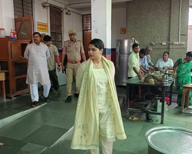 अम्बेडकरनगर डीएम ईशा प्रिया का नवोदय विद्यालय में औचक निरीक्षण: मेस में परखा खाना, हॉस्टल में बच्चों को सिखाया सफलता का मंत्र
