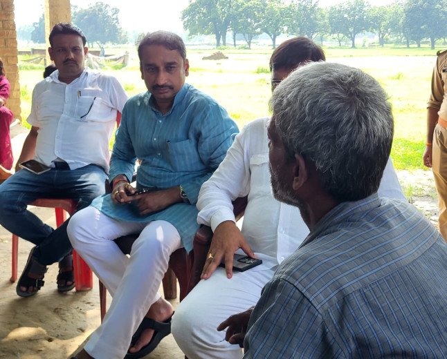 मऊआइमा हत्याकांड: पीड़ित परिवार से मिलने कांदी गांव पहुंचे विधायक दीपक पटेल, परिजनों को बंधाया ढांढस