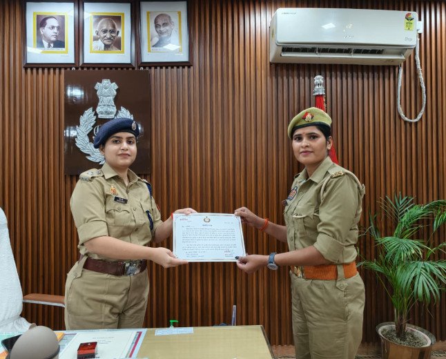 अम्बेडकरनगर में महिला व बच्चों की जान बचाने वाली पुलिस टीम को एसपी प्राची सिंह ने किया सम्मानित