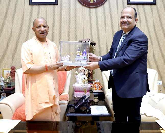 मुख्यमंत्री योगी आदित्यनाथ से मिले इलाहाबाद हाईकोर्ट के मुख्य न्यायाधीश न्यायमूर्ति अरुण भंसाली, सरकारी आवास पर हुई शिष्टाचार भेंट
