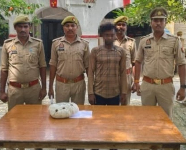 प्रतापगढ़ में 'ऑपरेशन प्रहार' का असर: 1.10 किग्रा गांजे के साथ तस्कर गिरफ्तार, पुलिस ने भेजा जेल