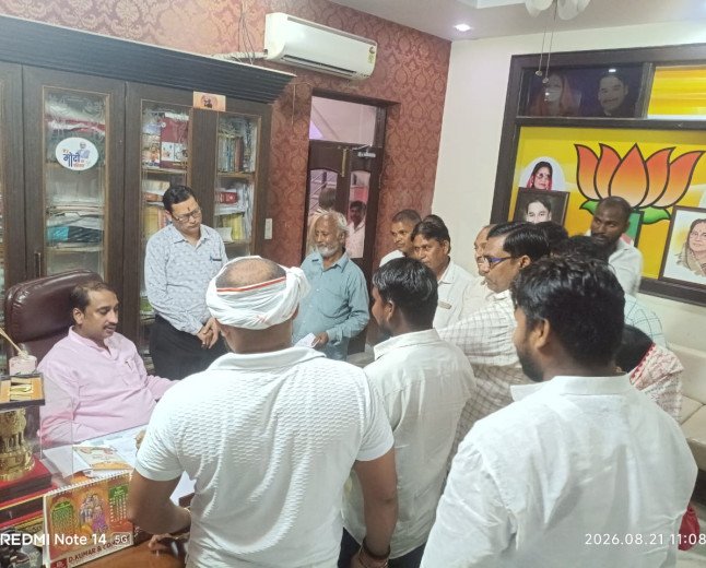 प्रयागराज: जनसुनवाई में एक्शन मोड में दिखे विधायक दीपक पटेल, 11 शिकायतों का तुरंत हुआ समाधान