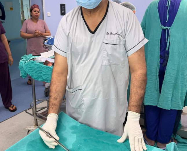 SRN अस्पताल के डॉक्टरों का कमाल: वेंटिलेटर पर आए मरीज की किडनी से निकालीं 37 पथरियां