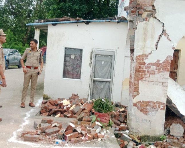 कोखराज थाने की 95 साल पुरानी छत गिरी, एसपी ने किया निरीक्षण; लेखपालों की गैरहाजिरी से समाधान दिवस बेअसर