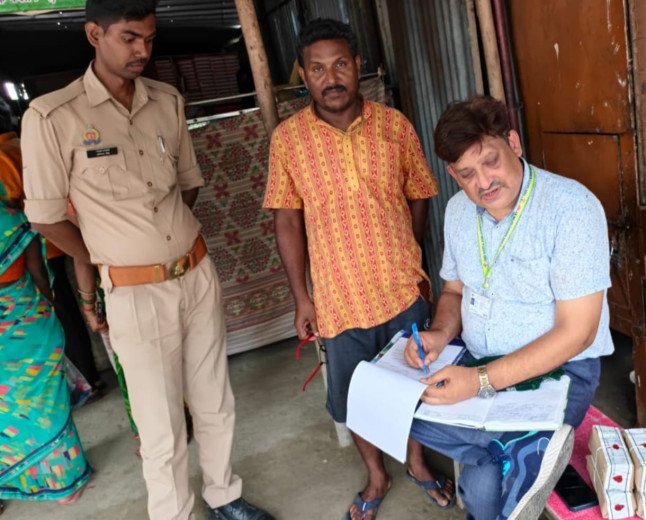 रक्षाबंधन पर मिलावटखोरों पर नकेल: कुंडा में बंगाली मिष्ठान भंडार पर फूड इंस्पेक्टर का छापा, रसगुल्ले का सैंपल लैब भेजा