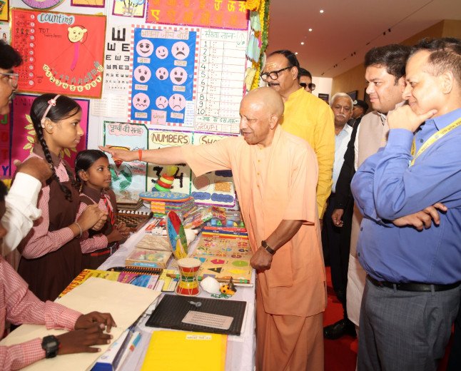 रक्षाबंधन से पहले सीएम योगी का रसोइया बहनों को बड़ा तोहफा: मानदेय बढ़कर हुआ ₹3,000, मिलेगा ₹5 लाख का कैशलेस इलाज