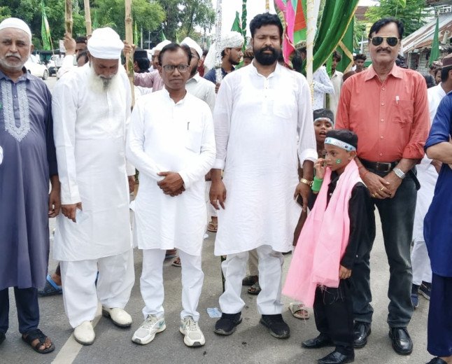 प्रयागराज: धूमधाम से मनाया गया ईद मिलादुन्नबी का पर्व, जुलूस निकाल बांटी गई मिठाई; अशफाक अहमद ने दिया भाईचारे का संदेश