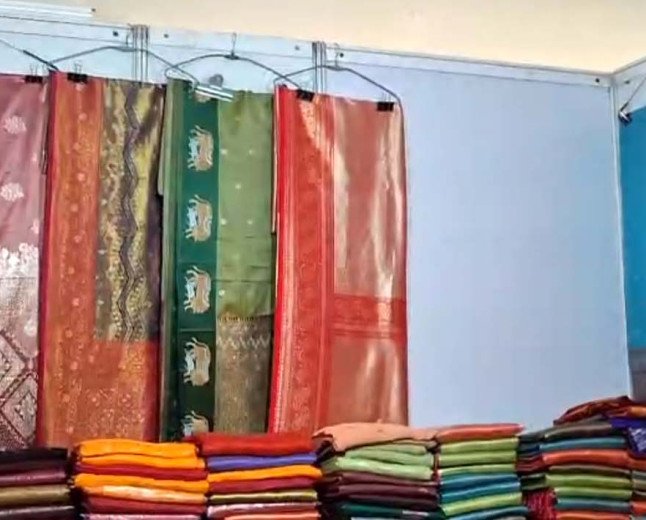लखनऊ के इंदिरा गांधी प्रतिष्ठान में सजा 'नेशनल सिल्क एक्सपो', रक्षाबंधन की खरीदारी के लिए उमड़ी भीड़