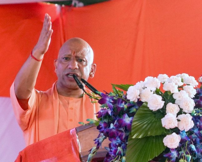 काकोरी ट्रेन एक्शन की 101वीं वर्षगांठ: सीएम योगी ने शहीदों के परिजनों को किया सम्मानित, बोले—‘राष्ट्र सर्वोपरि’ से ही बनेगा विकसित भारत