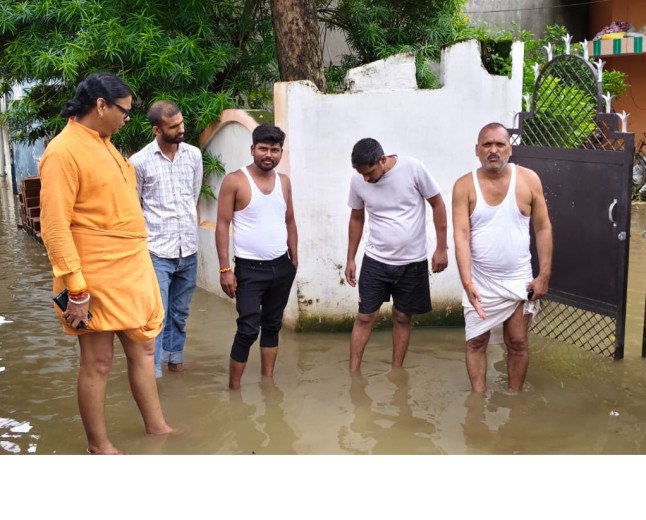 तालाब पटने से गाँव बना 'जलमग्न द्वीप', जलभराव से परेशान मोरहूं के ग्रामीणों ने डीएम दफ्तर का घेराव कर माँगी नाली