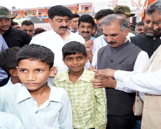 सीएम सुखविंदर सिंह सुक्खू से पीठ पर ऑटोग्राफ मांगा बच्चों की जिद के आगे सीएम मुस्कुरा उठे।