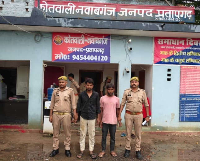 प्रतापगढ़: 8 देशी सुतली बम के साथ 2 अभियुक्त गिरफ्तार, नवाबगंज पुलिस ने मौके पर ही निष्क्रिय की विस्फोटक सामग्री
