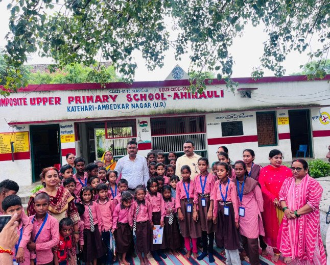 अंबेडकरनगर डीएम ईशा प्रिया की अनोखी पहल: रक्षाबंधन पर स्कूलों पहुंचे अधिकारी, बच्चों ने कलाई पर बांधा रक्षासूत्र