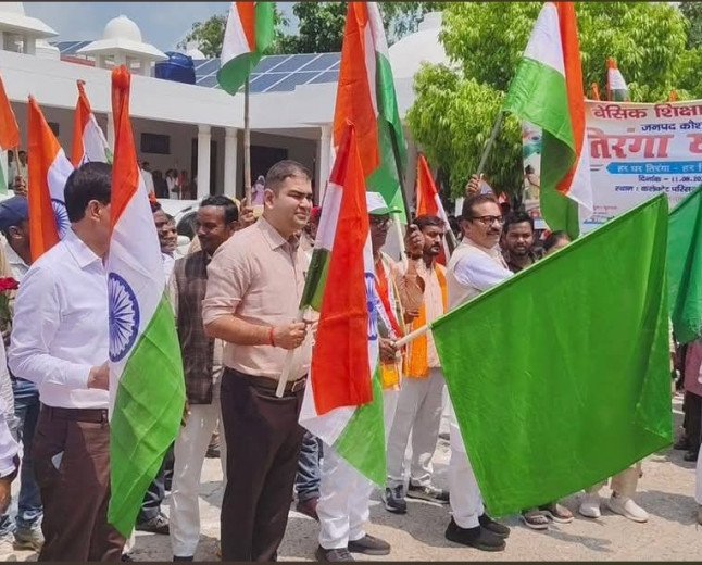 #tirangayatra : मंझनपुर में बेसिक शिक्षा विभाग की भव्य तिरंगा यात्रा, 'भारत माता की जय' से गुंजायमान हुआ शहर