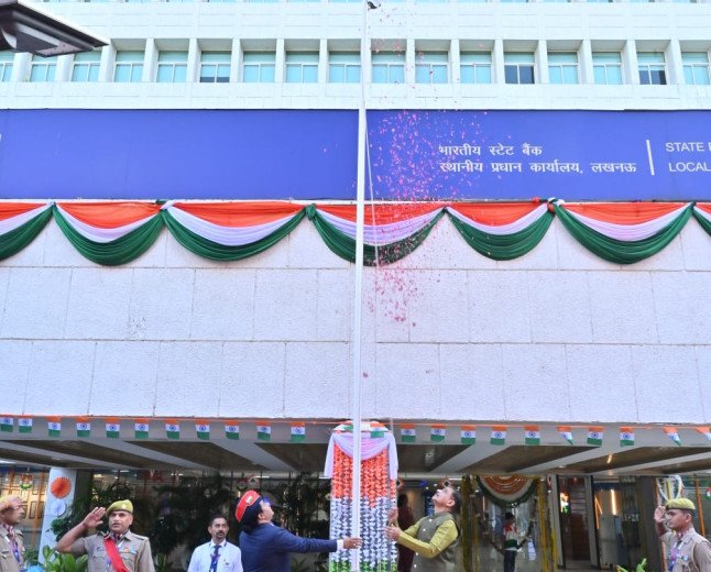 एसबीआई लखनऊ मंडल में धूमधाम से मना 80वां स्वतंत्रता दिवस, सीजीएम दिपेश राज ने फहराया तिरंगा