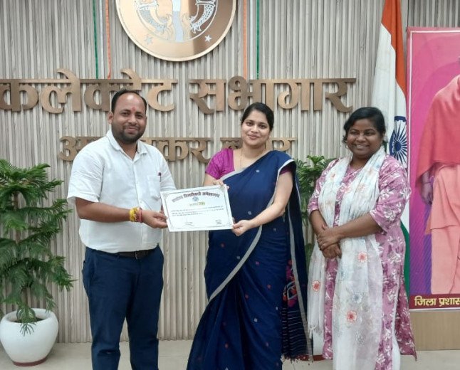 अम्बेडकरनगर: उत्कृष्ट कार्य करने वाले अधिकारियों और कर्मचारियों को डीएम ईशा प्रिया ने किया सम्मानित