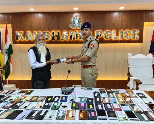 कौशाम्बी पुलिस की बड़ी कामयाबी: 23 लाख के 106 चोरी व गुम मोबाइल बरामद, एसपी ने मालिकों के चेहरे पर लौटाई मुस्कान
