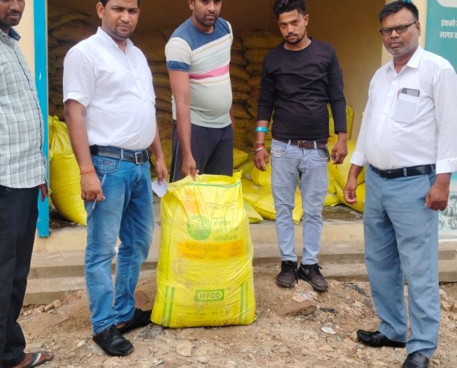 अम्बेडकरनगर में यूरिया और डीएपी का पर्याप्त स्टॉक, निर्धारित मूल्य पर सुगमता से मिल रही खाद