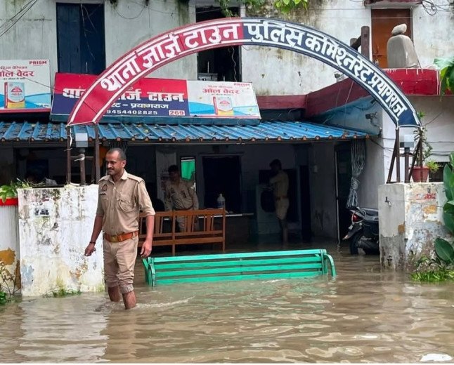 प्रयागराज में 'जल-प्रलय': दो दिन की मूसलाधार बारिश से थमा संगम नगरी का पहिया, सड़कों पर तैरने लगीं गाड़ियां, NDRF ने संभाला मोर्चा