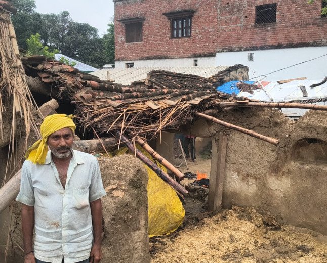 कुंडा में मूसलाधार बारिश का कहर: ढहा गरीब का आशियाना, बेघर हुआ परिवार, मलबे में दबा गृहस्थी का सामान