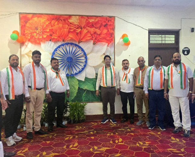 शाहजहांपुर: 80वें स्वतंत्रता दिवस पर लो०नि०वि० में ध्वजारोहण, कर्मचारियों को पौधे बांटकर दिया पर्यावरण संरक्षण का संदेश