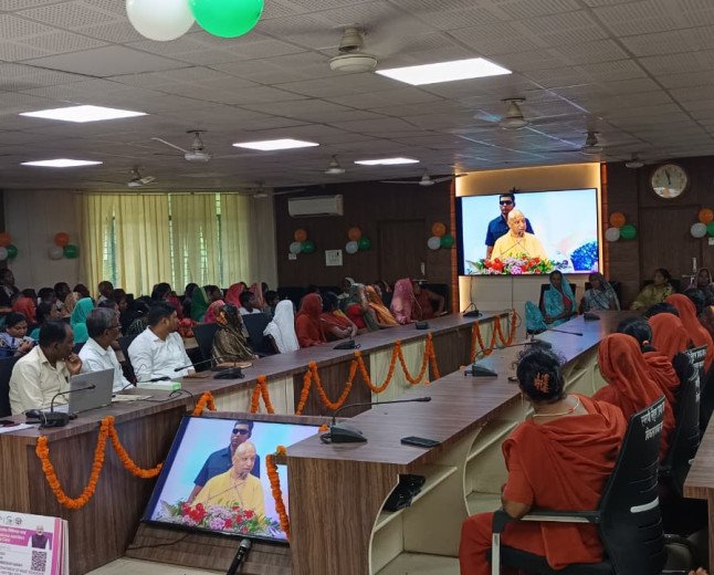अम्बेडकरनगर में पीएम पोषण योजना के रसोइयों के सम्मान का सजीव प्रसारण, मानदेय वृद्धि और ₹5 लाख के कैशलेस हेल्थ कार्ड से खिले चेहरे