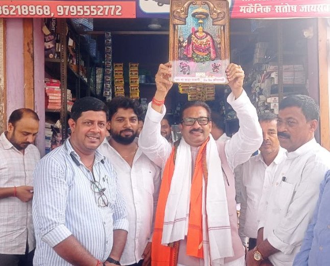 देवीगंज में पूर्व विधायक संजय गुप्ता का धूमधाम से मनाया गया जन्मदिन, समर्थकों ने केक काटकर बांटी मिठाइयां