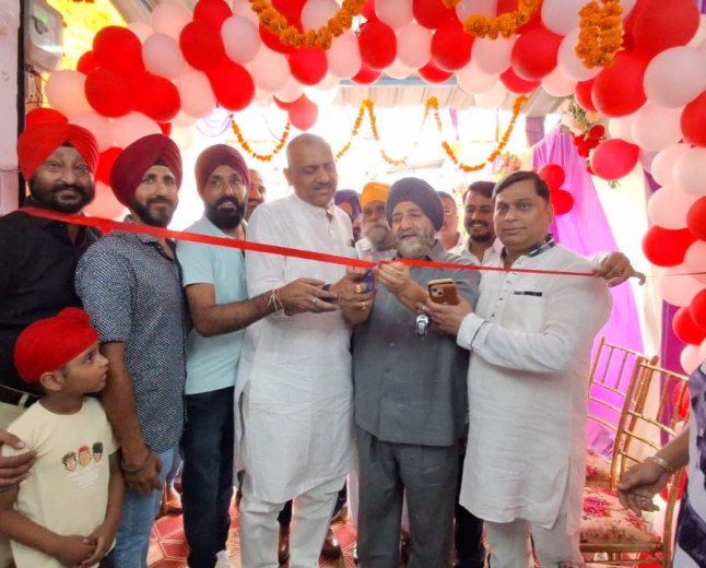 गोविंद नगर में गुलाटी पैकेजिंग के नए थोक आउटलेट का भव्य शुभारंभ, विधायक अमिताभ बाजपेई और हरविंदर सिंह लॉर्ड ने किया उद्घाटन