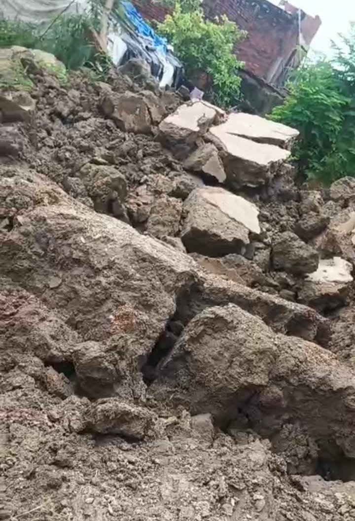 जर्जर मकानों की शिफ्टिंग योजना पर गांव की राजनीति हावी, CDO के आदेश को ठेंगा दिखा रहे BDO