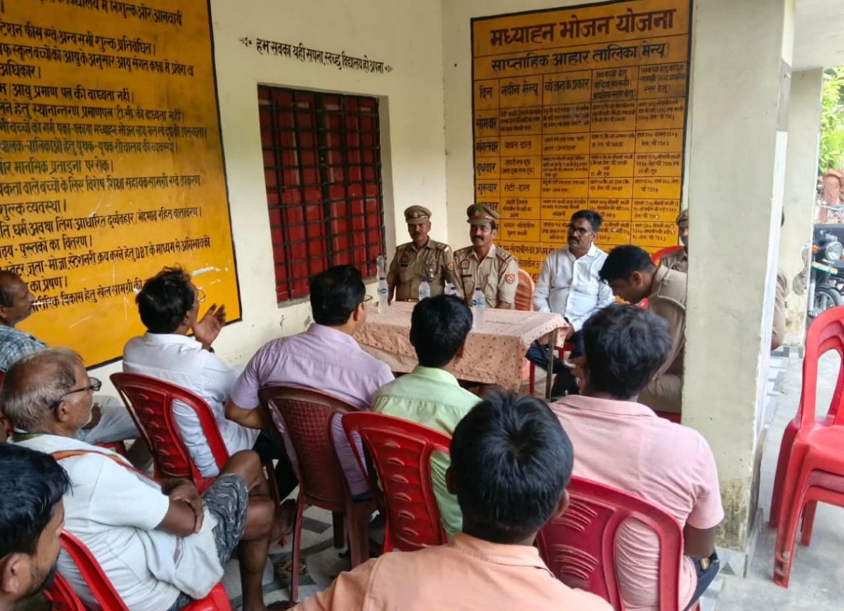 मानिकपुर: 'ऑपरेशन सजग' के तहत तिवारीपुर में पुलिस ने लगाई चौपाल, ग्रामीणों को सुरक्षा और साइबर अपराधों के प्रति किया जागरूक