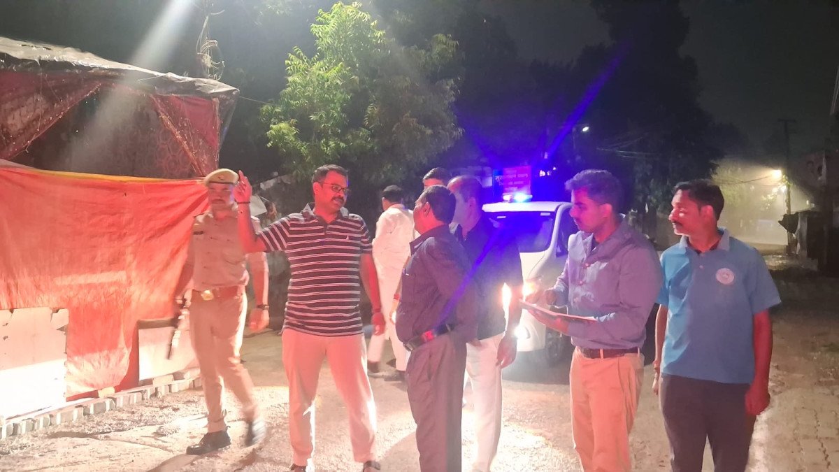 देर रात सड़कों पर उतरे नगर आयुक्त: काकादेव में खुद नापी सड़क की मोटाई, लापरवाही पर जोनल अभियंता को चेतावनी