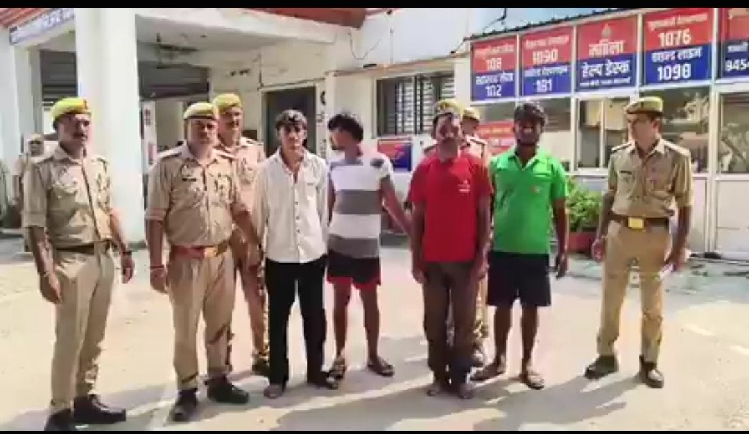 कौशाम्बी: सैनी पुलिस की बड़ी सफलता, आटा चक्की से चोरी हुए 5 लाख के 19 सोलर पैनल बरामद, 4 शातिर गिरफ्तार