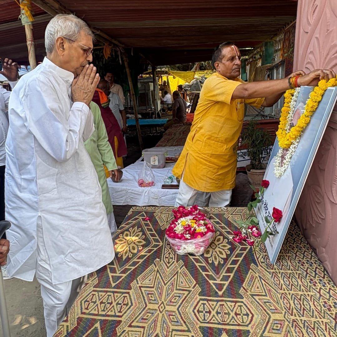 प्रयागराज: प्रो. डीपी सिंह का अस्थि कलश संगम में विसर्जित, सादगी और शिक्षा के पुरोधा को दी गई भावुक विदाई