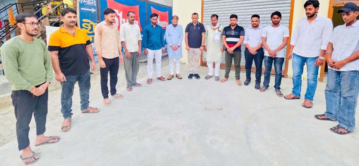 गोंडा कारोबारी हत्या: चरवा में कांग्रेसियों ने बांधी शोक सभा, अजय राय की गिरफ्तारी पर सरकार को घेरा